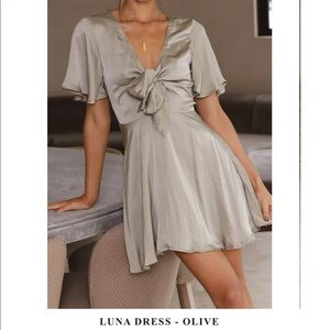 You can tie this dress two different ways. SO CUTE